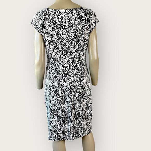 Donna Ricco Cap Sleeve Ruched Waist Sheath Dress Stretch Size 10 Black Abstract - Picture 2 of 16